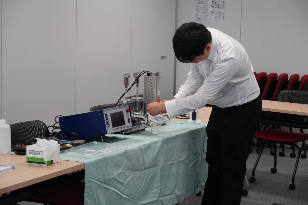 ID-200Rによる微小吐出を実機でデモしている様子