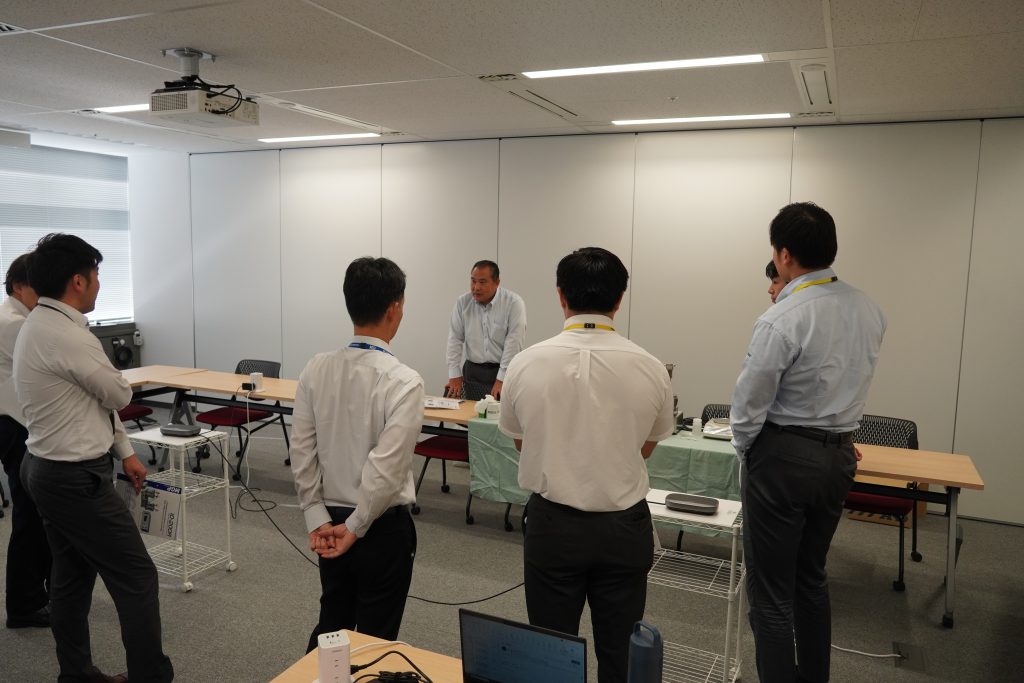ID-200Rの製品勉強会で営業担当者からの質疑に対応している様